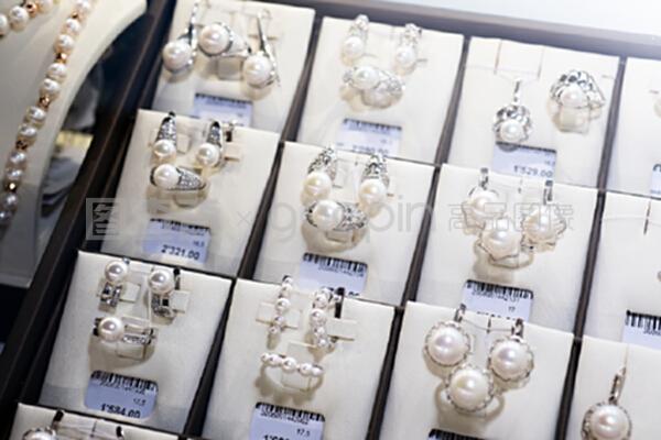 零售黄金商店中的珍珠珠宝 展现优雅与价值